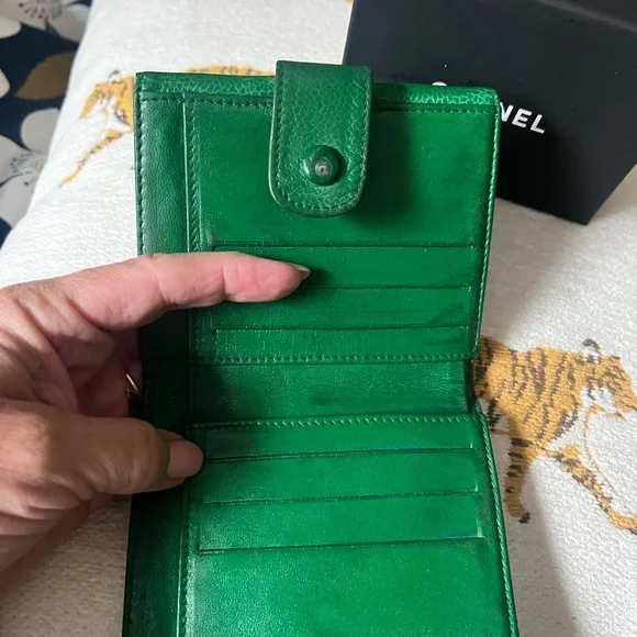 CHANEL rare colorway Green compact wallet - Picture 10 of 12